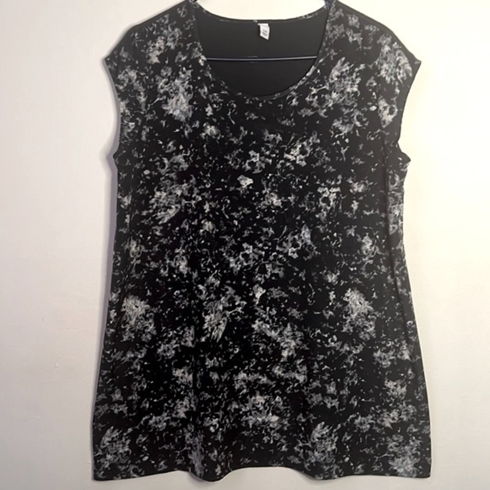 Liz Lange Greyscale Patter Maternity Top | Size L
